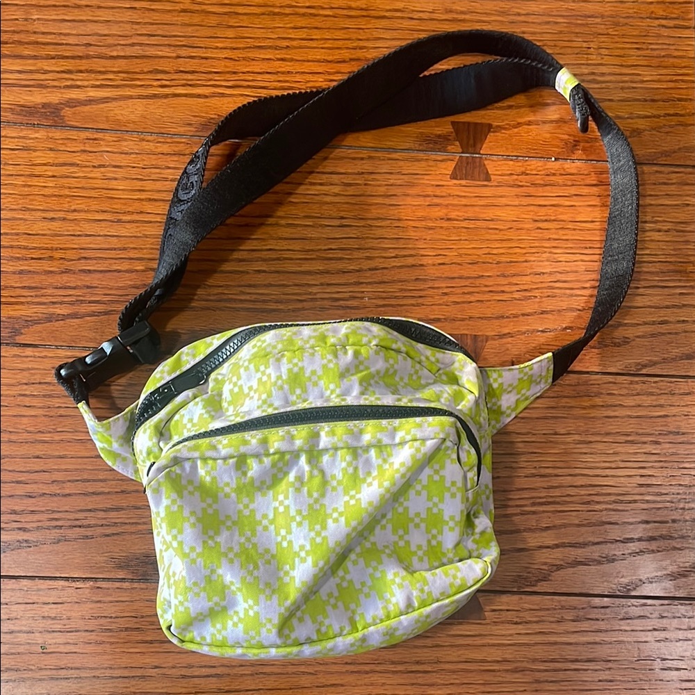BAGGU Pistachio and pink pixel crossbody